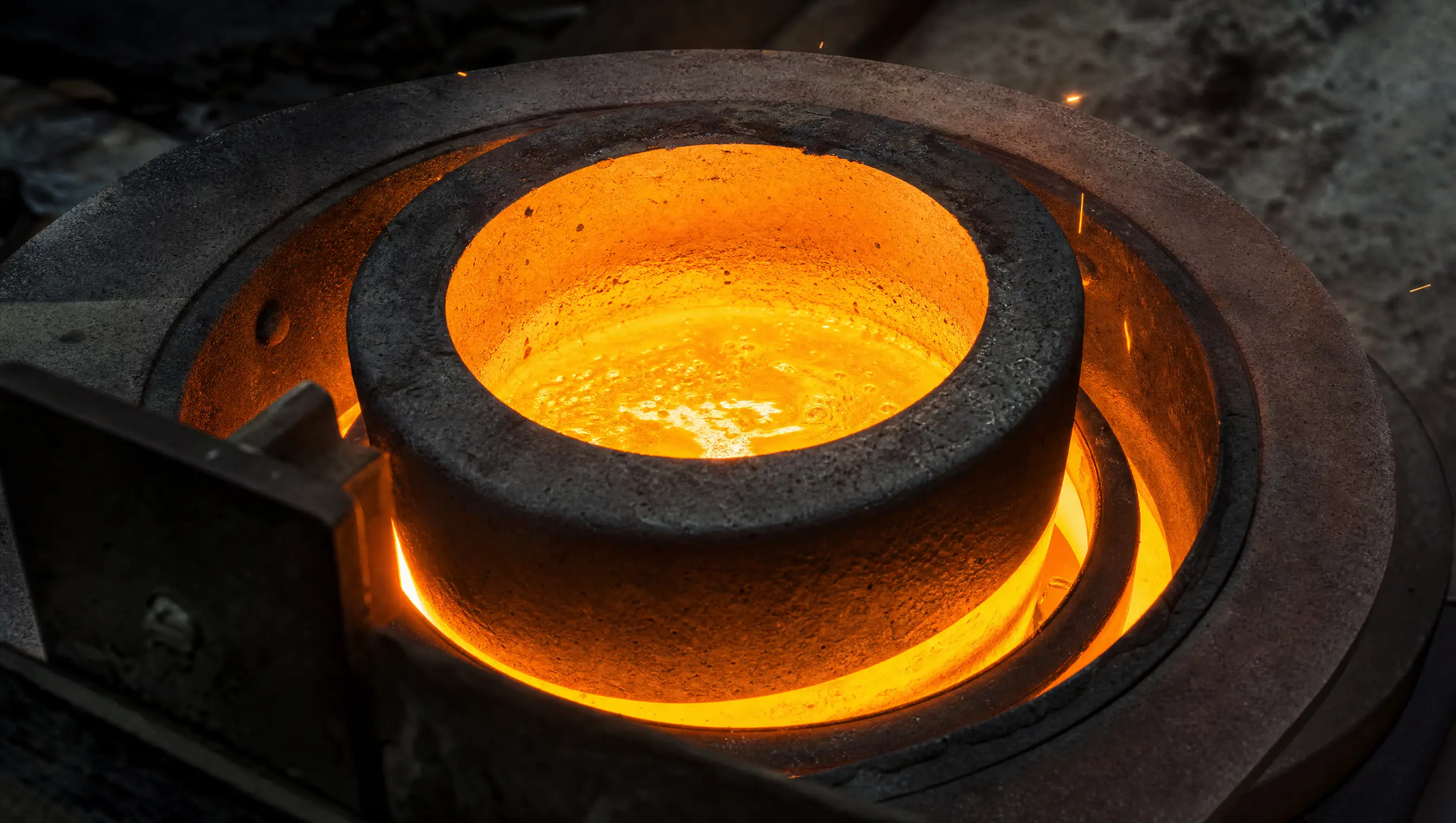 Gold einschmelzen in der Induktions-Schmelzanlage – Service für Händler in Braunschweig